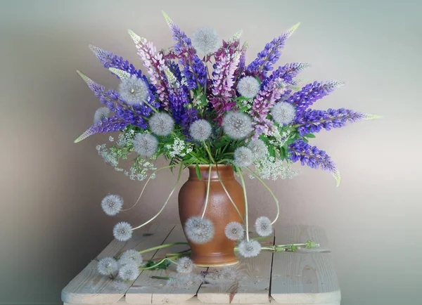 Natürmort buket lupine ve karahindiba