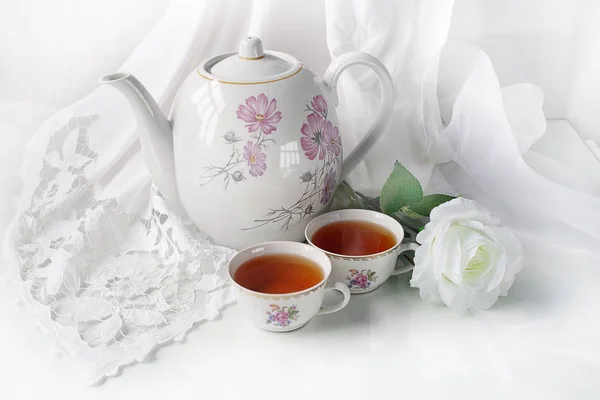 Чашка чая, чай, конфеты, изолированные на белом фоне — стоковое фото