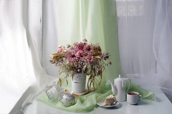 Bodegón con flores, taza de té y pastel . — Foto de Stock