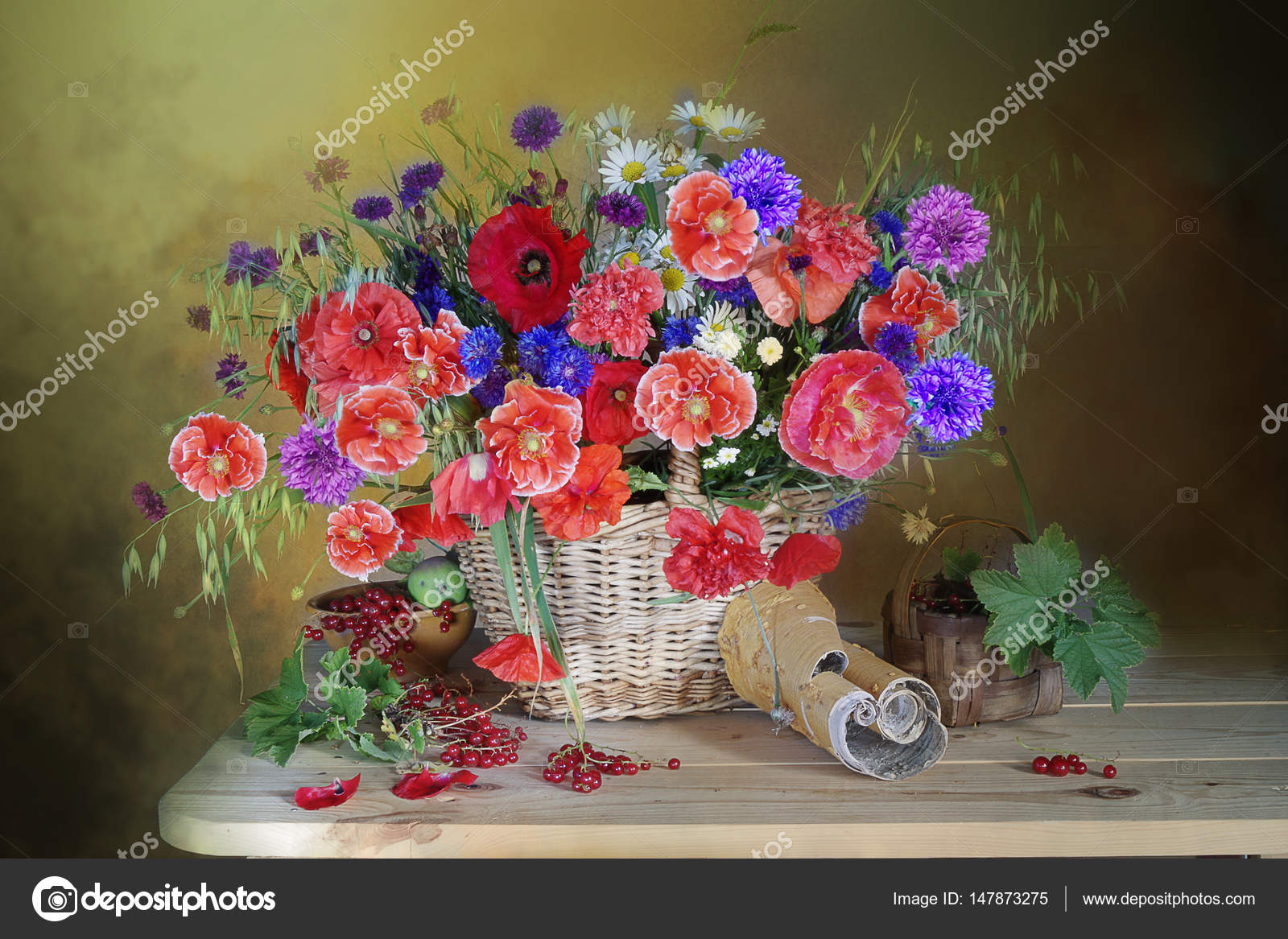 静物与罂粟和领域花在一篮子和浆果的香味——图库图片© ALVERA #147873275