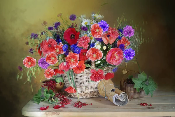 Bodegón con ramo de amapolas y flores de campo en una canasta y bayas — Foto de Stock