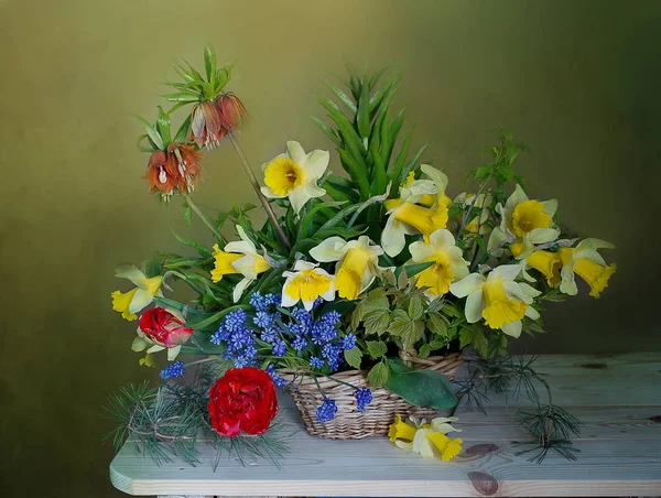 Stilleven met bloemen in een mandje. — Stockfoto