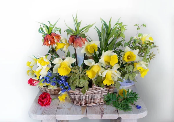Stillleben mit Blumen im Korb. — Stockfoto