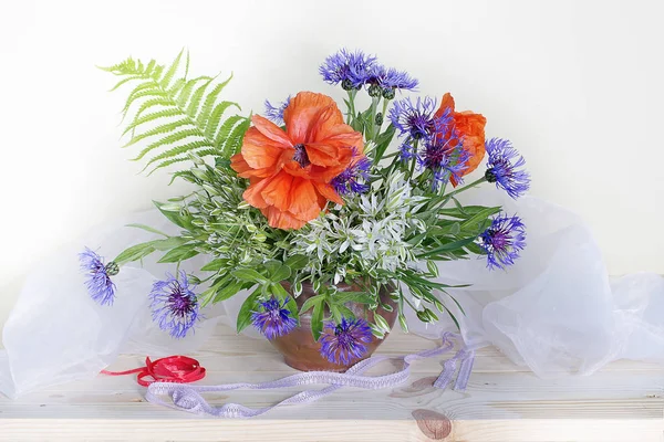 Strauß Mohn und Kornblumen in der Vase — Stockfoto