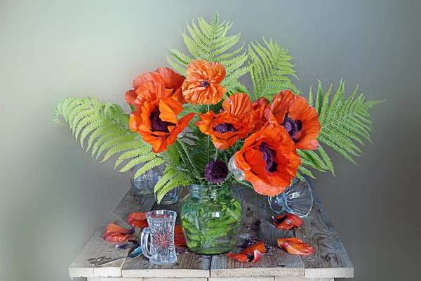 Kırmızı haşhaş ve kır çiçekleri ile natürmort