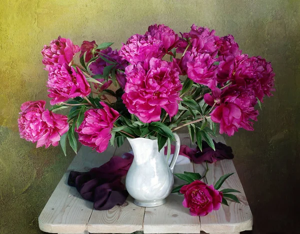 Pivoines roses dans un vase isolé — Photo