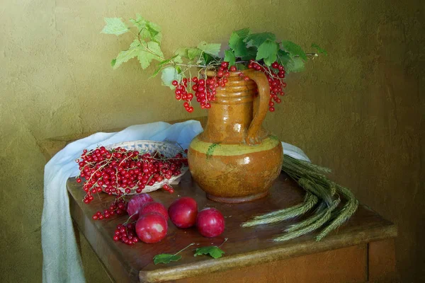 Ameixa de baga, groselhas e flores na mesa — Fotografia de Stock