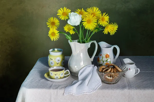 Natürmort çiçek, çay ve bisküvi mutfakta — Stok fotoğraf