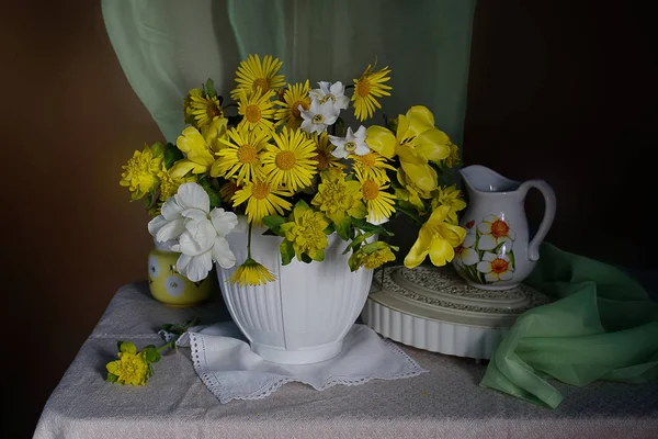 Букет красивих весняних квітів — стокове фото