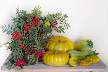 Beyaz arka plan üzerinde izole sonbahar natürmort.