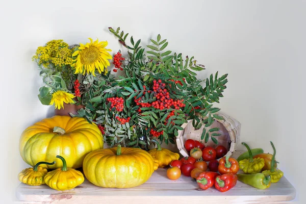 Herbst Stillleben isoliert auf weißem Hintergrund. — Stockfoto