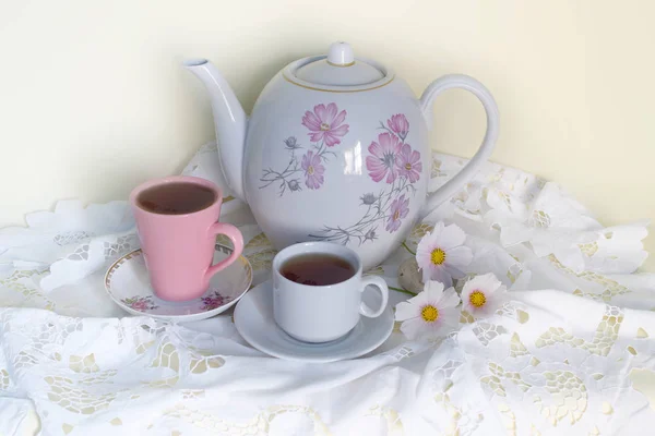 Натюрморт с чашками чая и чайником — стоковое фото