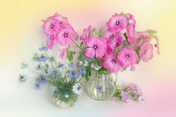 Um buquê de flores bonitas em um vaso — Fotografia de Stock