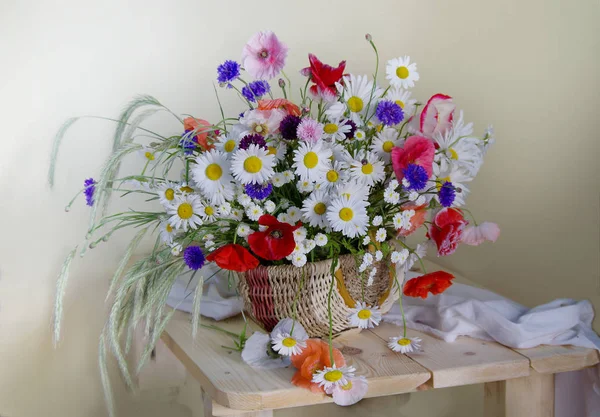 Krásná kytice lučních květin, různých barev — Stock fotografie