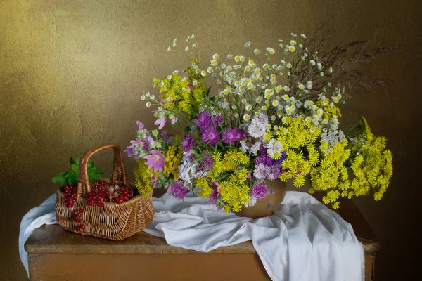 Belo buquê de flores silvestres de cores diferentes — Fotografia de Stock