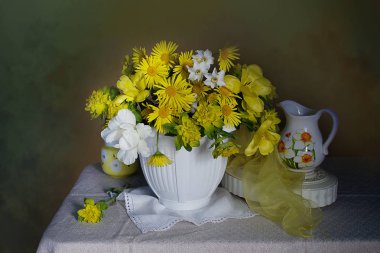 Güzel bir vazo içinde farklı çiçekler buket