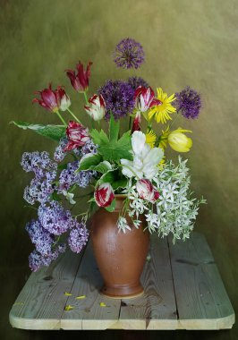 Güzel bir vazo içinde farklı çiçekler buket