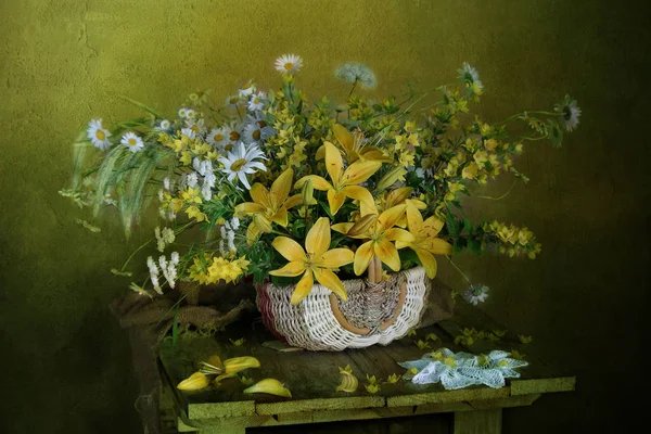 Bir vazoda sarı zambak güzel bir buket