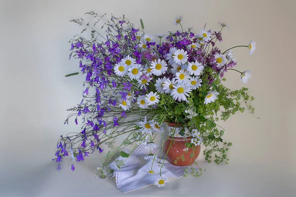 Un ramo de flores silvestres en un jarrón — Foto de Stock