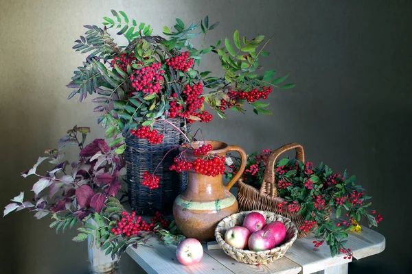 Schöner Strauß mit roten Beeren und Äpfeln . — Stockfoto
