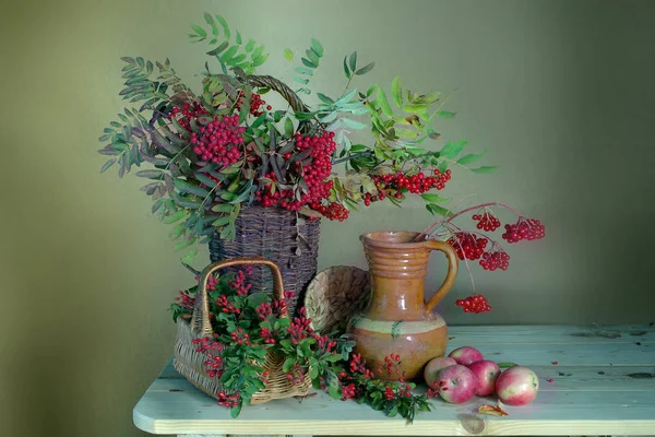 Stillleben Mit Vogelbeeren Viburnum Berberitze Und Äpfeln — Stockfoto