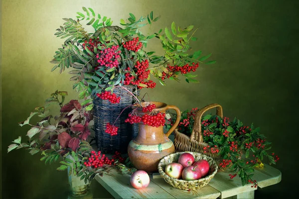 Kırmızı çilek ve elma ile güzel buket .