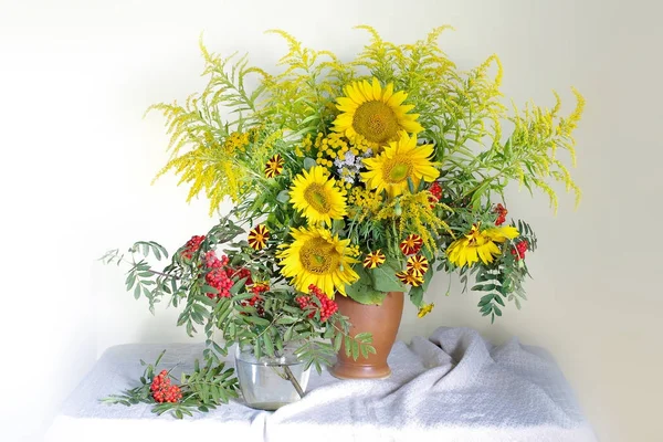 Ayçiçeği ve Rowan ile güzel bir buket