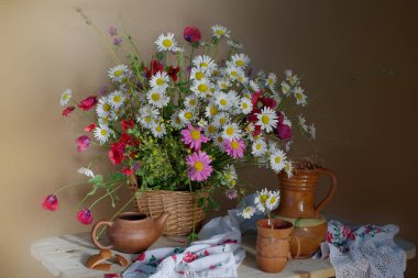 Kahverengi bir arka plan üzerinde kırmızı ve beyaz çiçek bir buket.