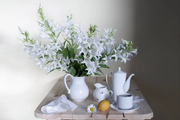 Çay Töreni Çiçekler Natürmort Beyaz Fatura Bir Fincan Çay Beyaz — Stok fotoğraf