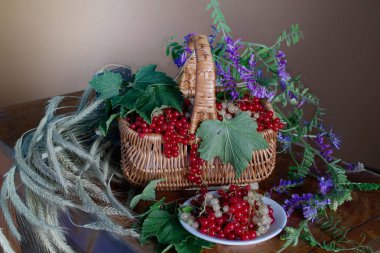 Güzel çiçek ve meyveleri sepeti, Natürmort alan çiçek ve meyveleri yeşil bir arka plan üzerinde izole bir buket.