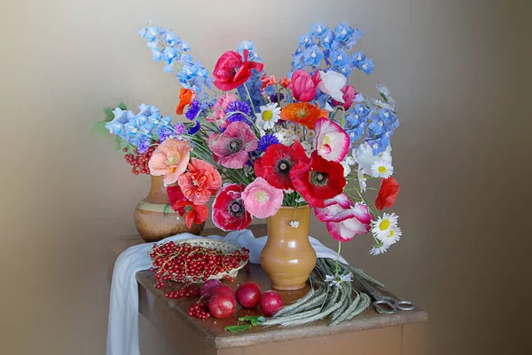Flowers Red Poppies Cornflowers Daisies Vase Ripe Berries Plum — Stock Photo, Image