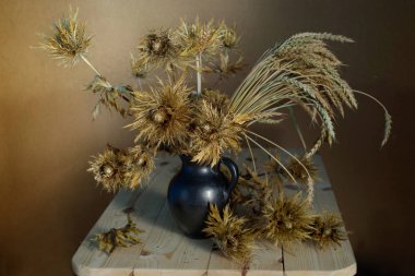 Natürmort kahverengi bir arka plan üzerinde kurutulmuş çiçek bir buket