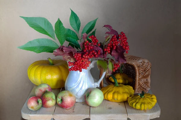 Sonbahar natürmort kabak, elma, çilek ile kahverengi bir arka plan üzerinde .