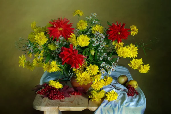 Stilleven Mooie Gele Rode Bloemen Een Vaas Tafel Rijpe Bessen — Stockfoto