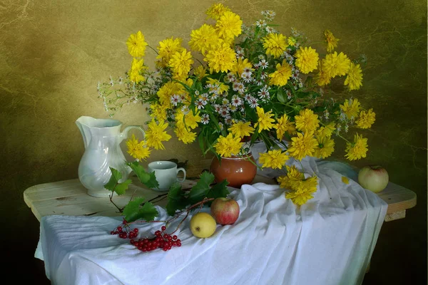 Naturaleza Muerta Hermosas Flores Amarillas Rojas Jarrón Sobre Mesa Bayas — Foto de Stock