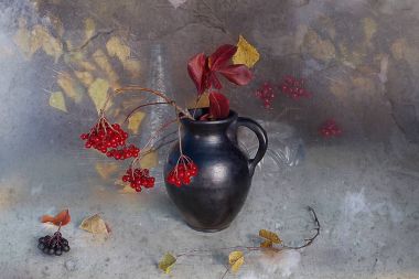 Sonbahar natürmort şömineler çilek, kahverengi bir arka plan üzerinde bir vazoda sarı yapraklar.