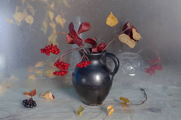 Outono Ainda Vida Bagas Lareiras Folhas Amarelas Vaso Fundo Marrom — Fotografia de Stock