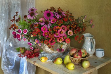 Kırmızı çilek ve elma ile güzel buket