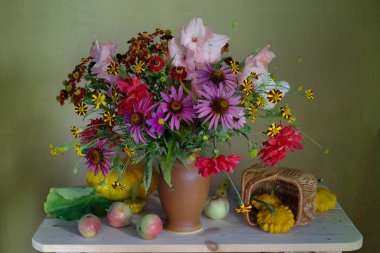 Kırmızı çilek ve elma ile güzel buket .