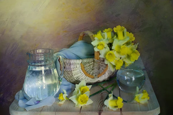 Jarní Květiny Zátiší Žluté Narcisy Proutěném Košíku Izolované Světle Žlutém — Stock fotografie