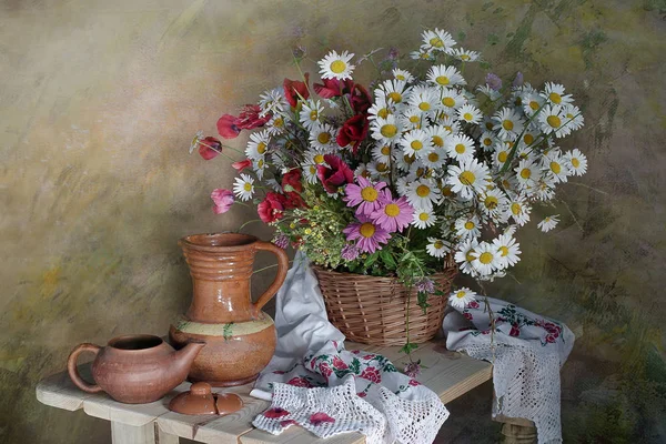 Natureza Morta Com Flores Utensílios Domésticos Antigos — Fotografia de Stock