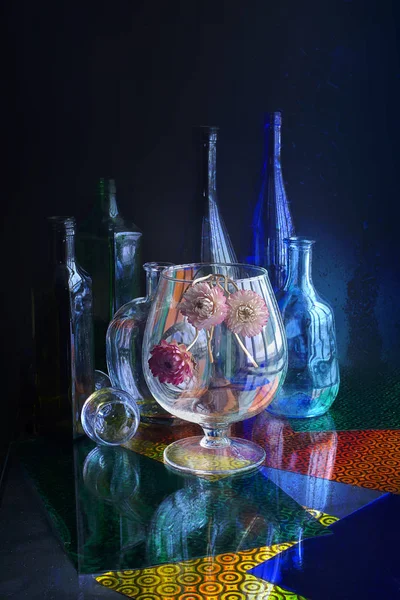 Скляні Вази Пляшки Цікаво Лежать Підвіконні Ізольовані Темному Тлі — стокове фото