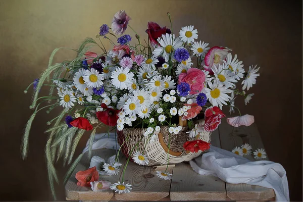 Zátiší Kytice Divokých Květin Heřmánek Chrpy Mák Košíku — Stock fotografie