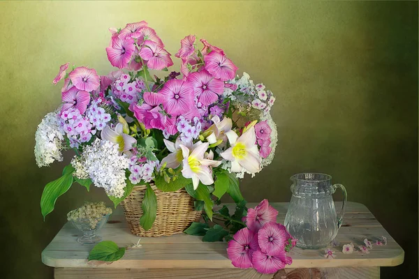 Натюрморт Розовыми Цветами Корзина Ягодами — стоковое фото