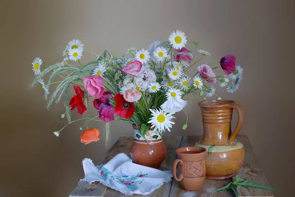 Buket Poppies Papatya Seramik Masanın Üzerinde Kır Çiçekleri Ile Natürmort — Stok fotoğraf