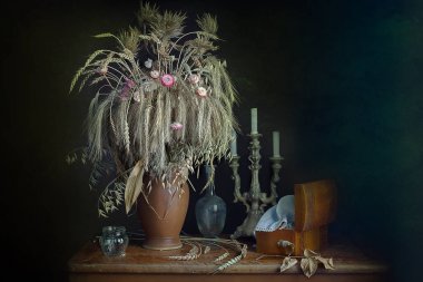 Natürmort kuru çiçekler ve kuru tahıl ürünleri masada bir vazoda bir buket