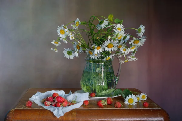 Vazoda Bir Buket Taze Yabani Çiçek Durgun Yaz Çiçekleri — Stok fotoğraf
