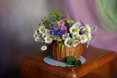 Vazoda bir buket taze yabani çiçek. Yaz çiçekleriyle dolu sakin bir hayat.