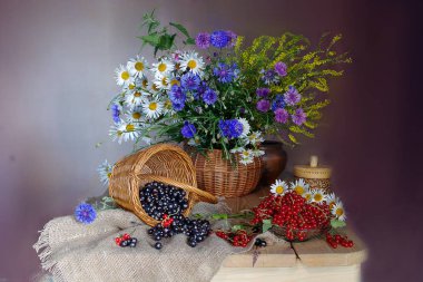 Sepette bir buket taze yabani çiçek. Hala yaz çiçekleri.