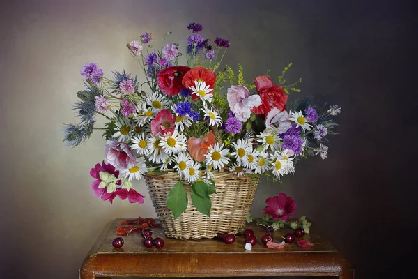 Sepette bir buket taze yabani çiçek. Hala yaz çiçekleri.